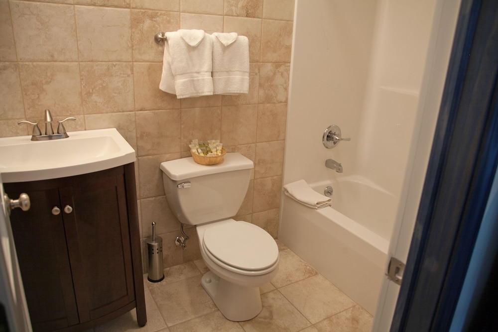 Standard Room, 1 King Bed, Bathtub photo 2