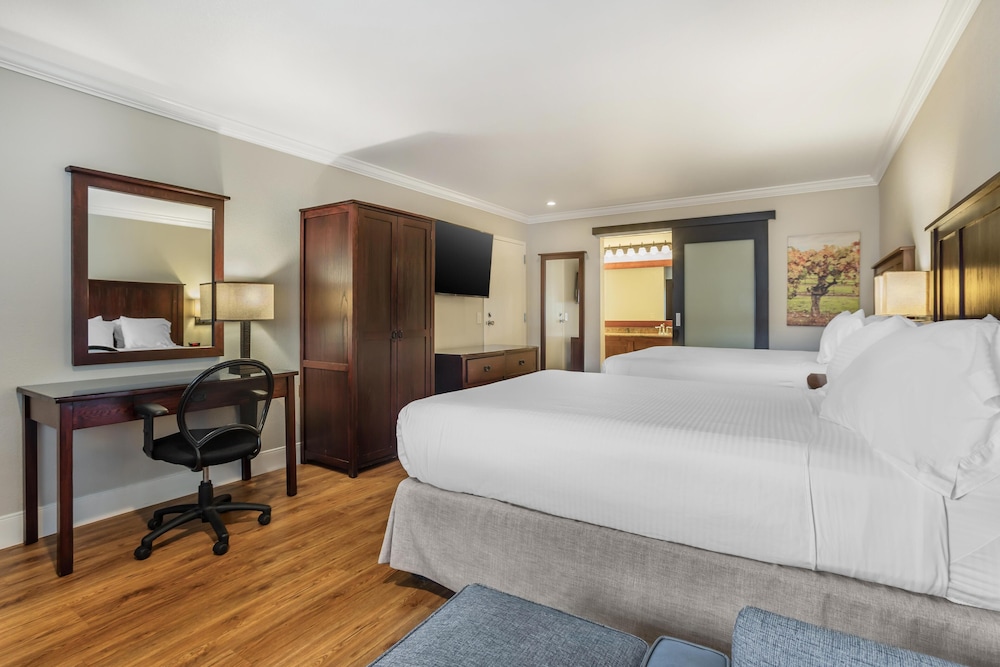 Executive Room with one King Bedroom - 15% discount on F&B photo 2