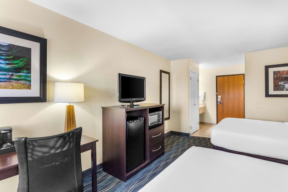 Standard Room, 2 Queen Beds, Non Smoking, Refrigerator & Microwave - Photo 3