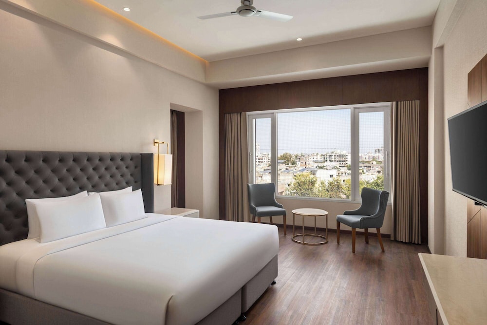 Executive Suite, 1 King Bed, Smoking - Photo 2