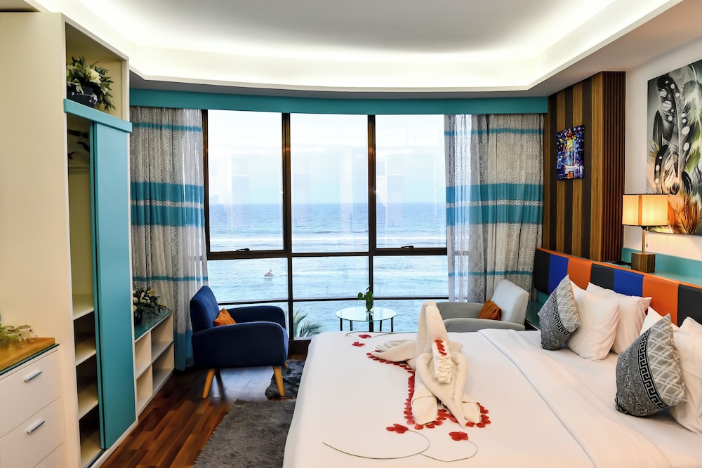 Deluxe Suite, 1 King Bed, Beach View, Beachside