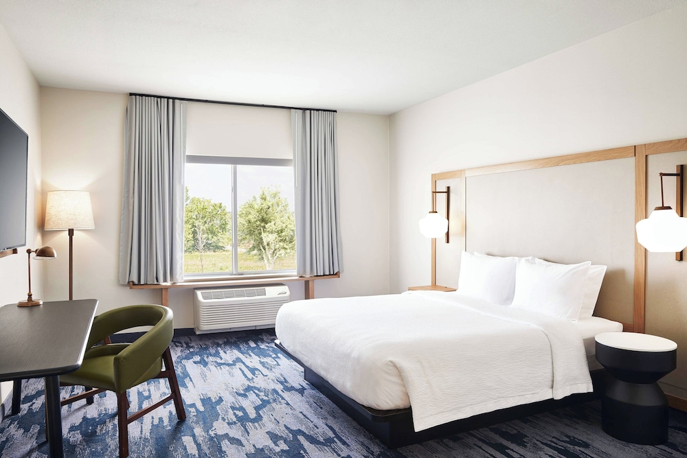 Room, 1 King Bed (Mobility/Hearing Access, Roll-In Shwr)