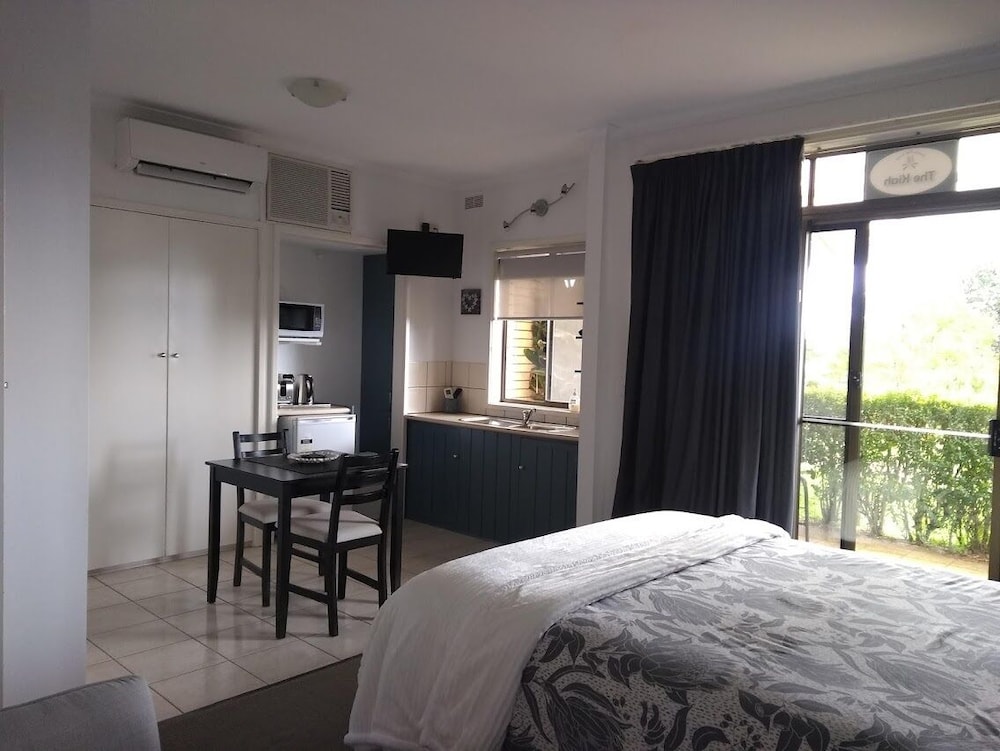 Superior Studio, 1 Queen Bed, Jetted Tub, Partial Sea View (The Kiah) photo 3