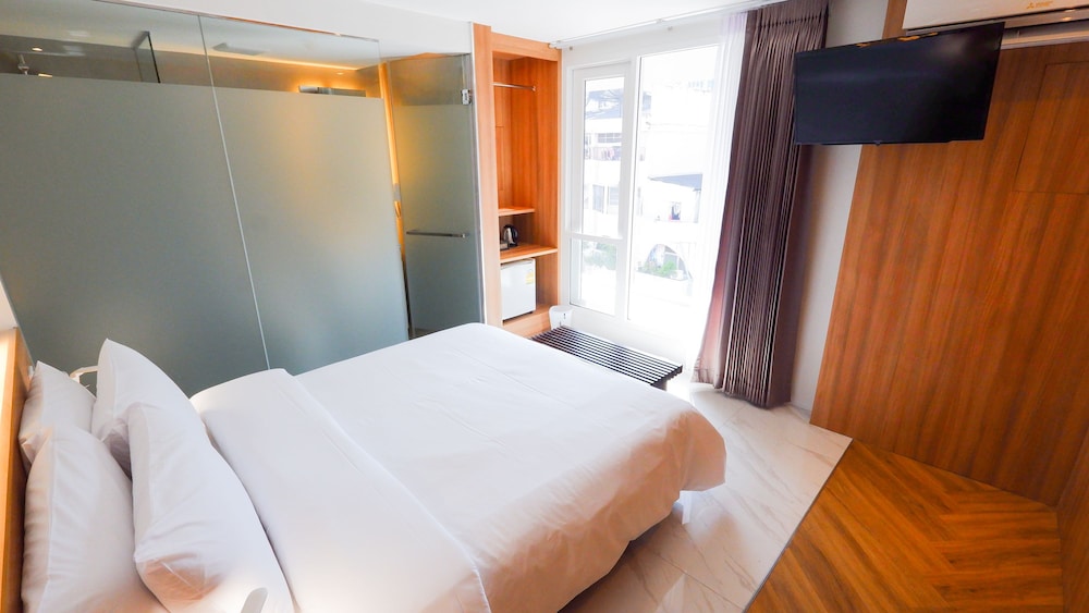 Deluxe Double Room, City View photo 3