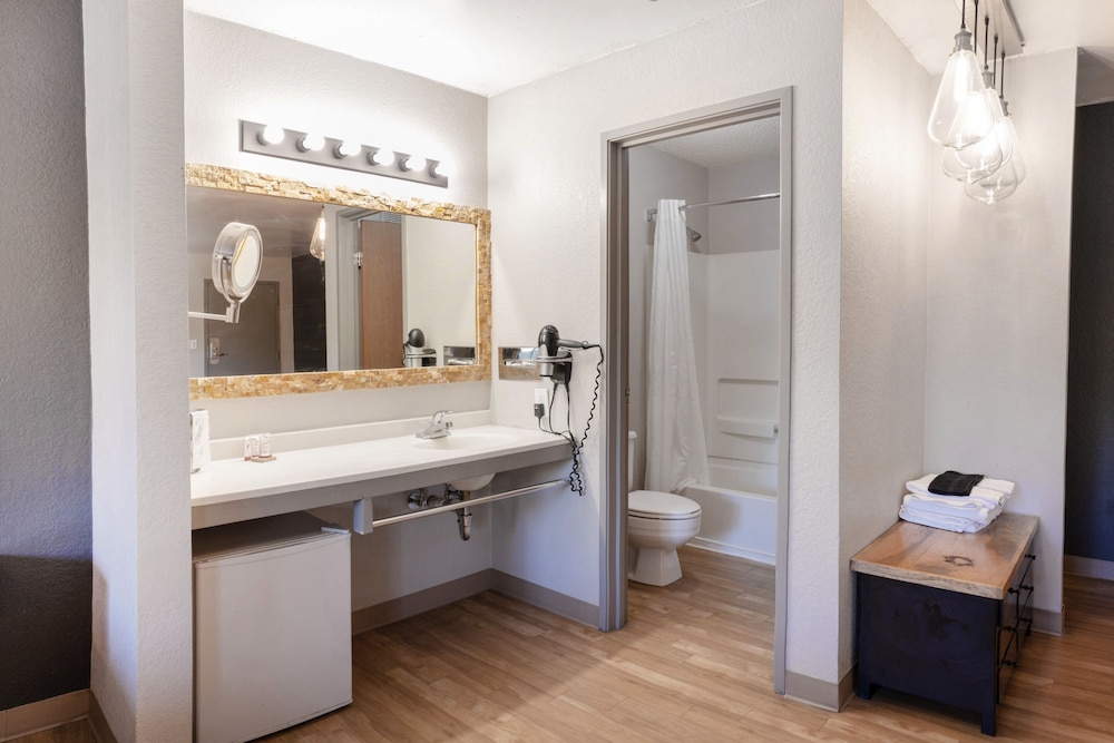 Premium Room, 2 Queen Beds - Photo 6