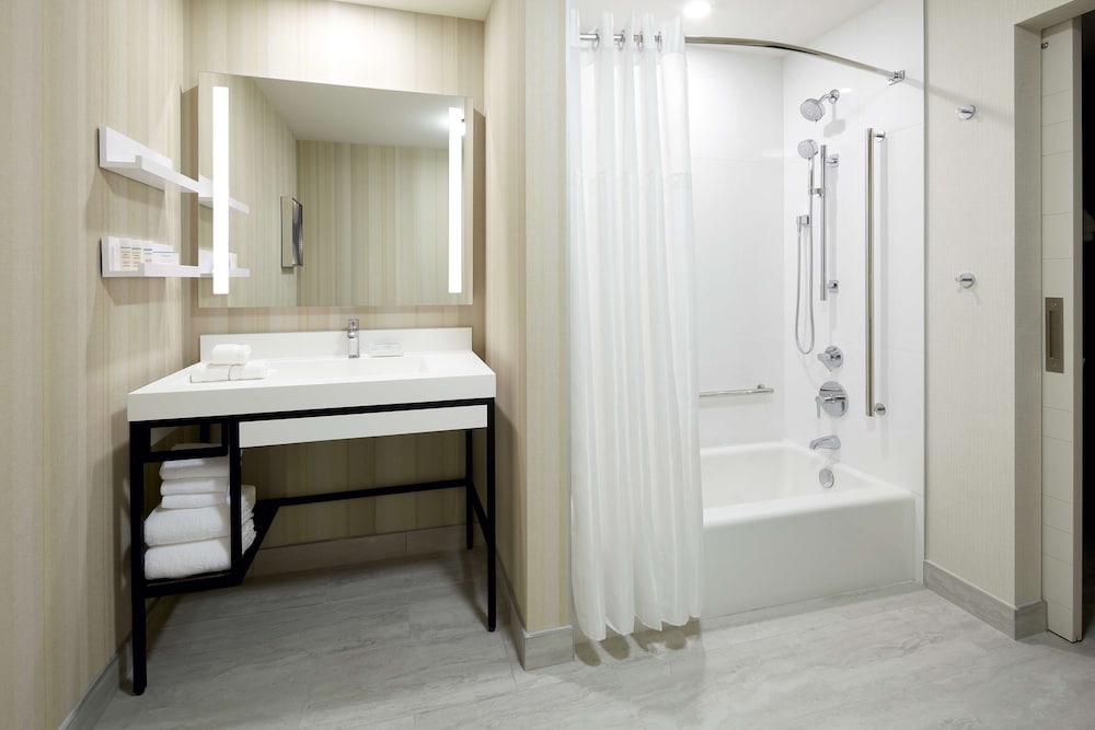 Room, 1 King Bed, Accessible, Bathtub - Photo 3