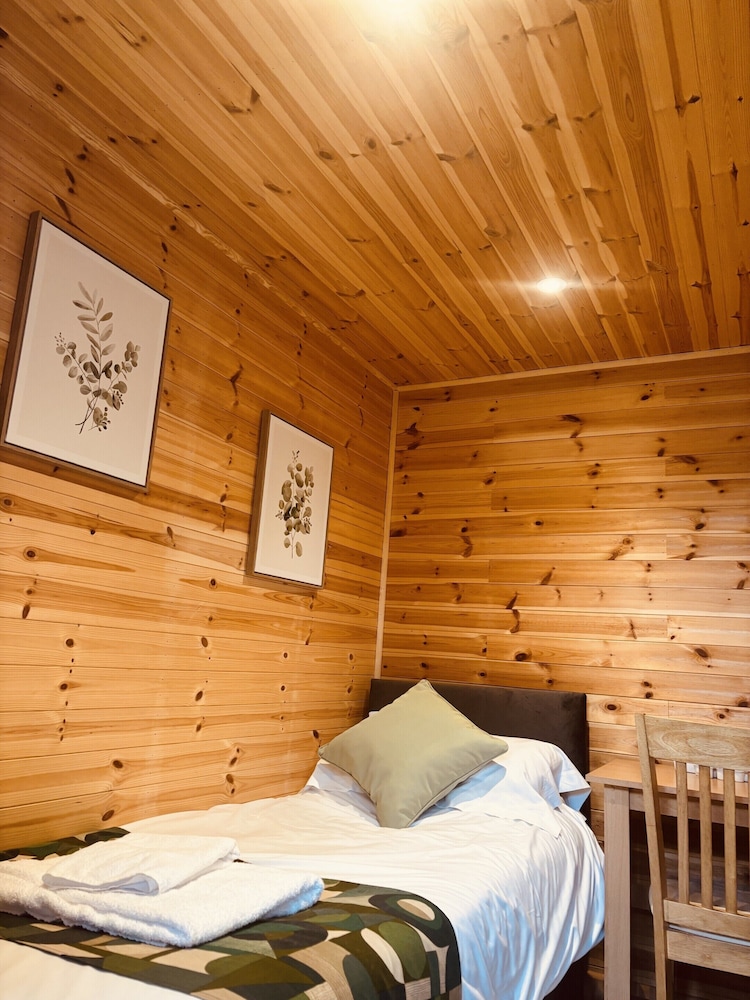 Cabin, Ensuite photo 1