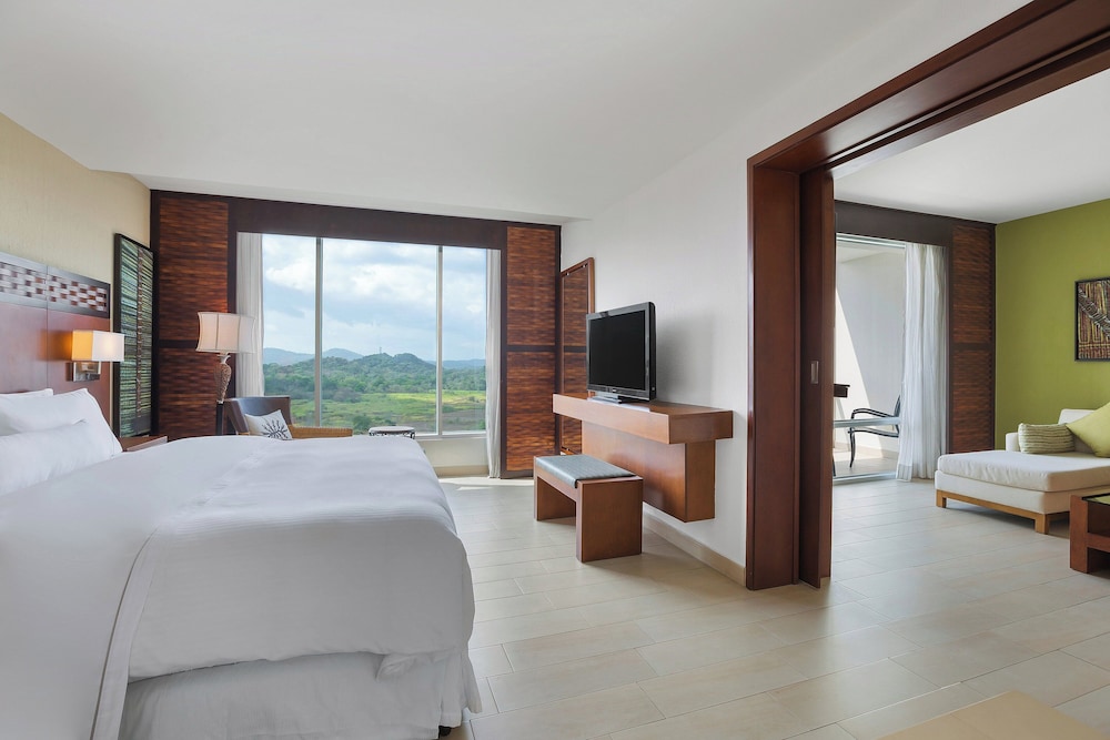 Club Suite, 1 King Bed - Photo 2