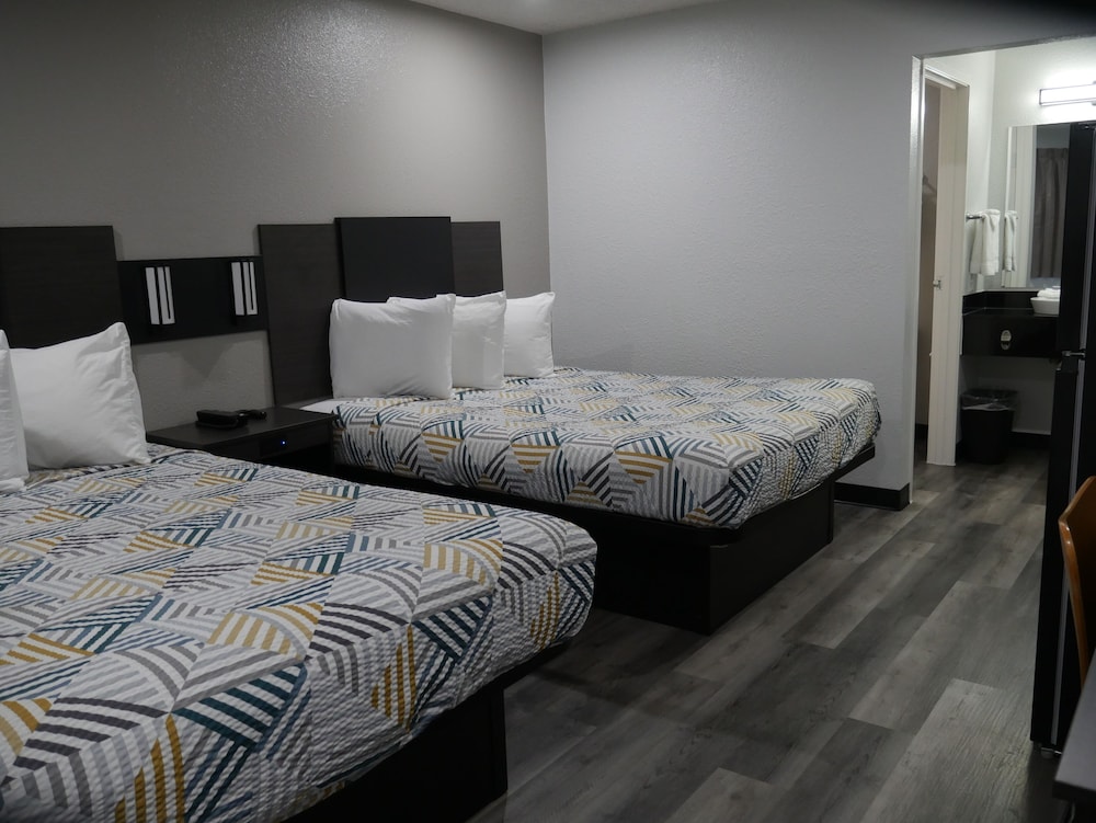 Deluxe Room, 2 Queen Beds, Non Smoking, Refrigerator & Microwave photo 3
