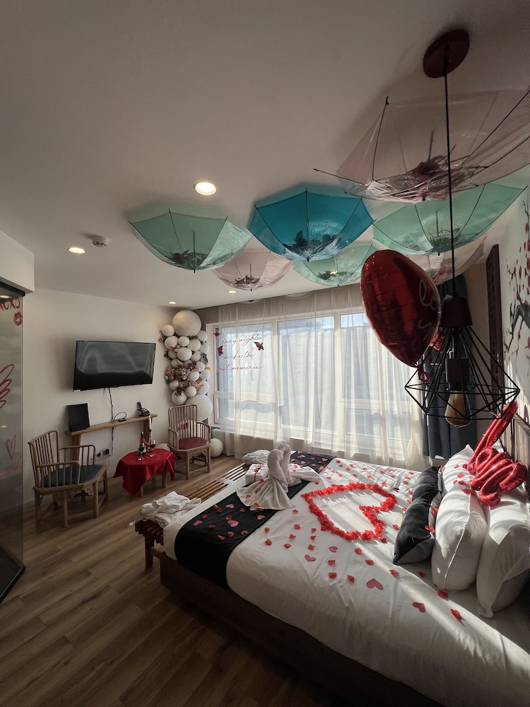 Premium Double Room, 1 King Bed photo 2