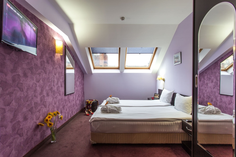 Suite, 1 King Bed, Non Smoking - Photo 10