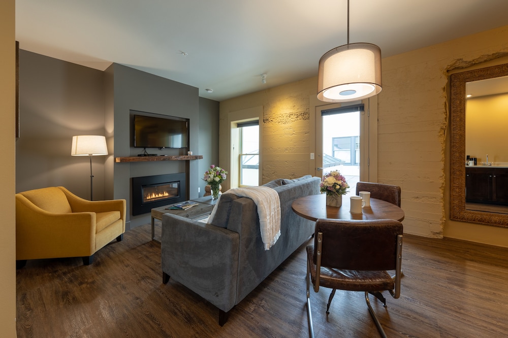 Studio Suite, 1 King Bed with Sofa bed, Kitchenette, Courtyard Area photo 3