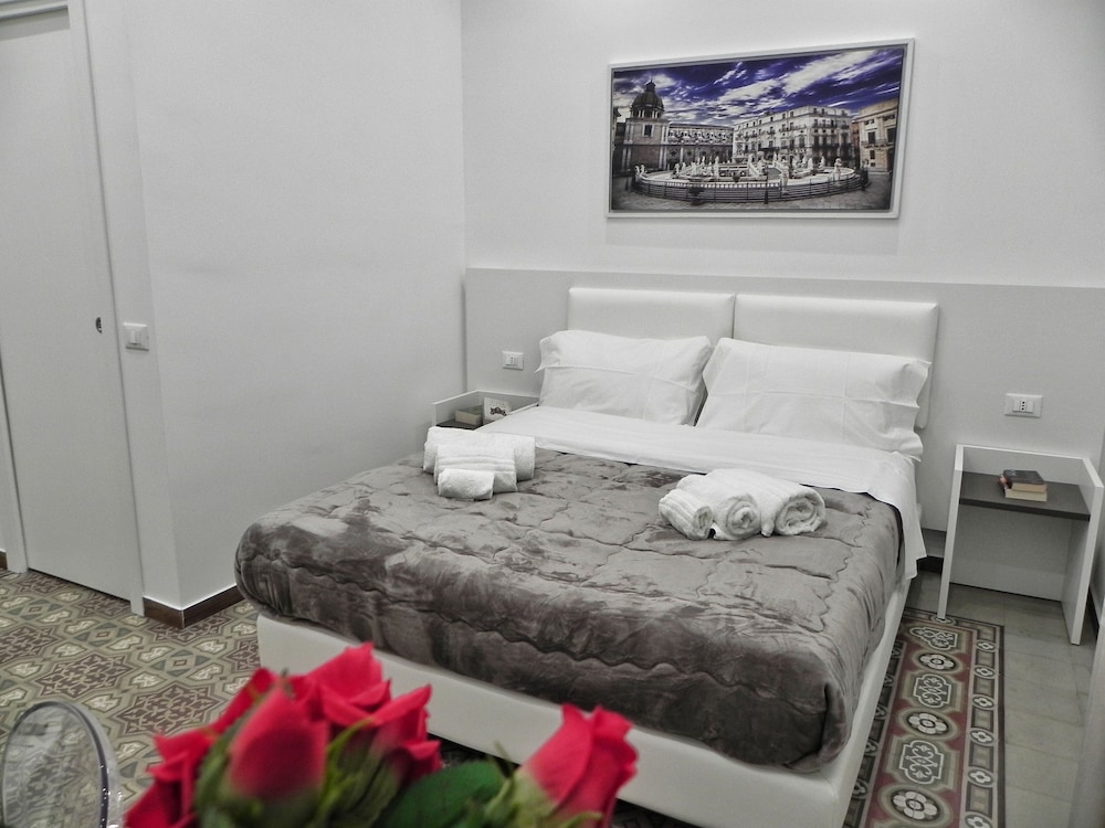 Comfort Room, 1 King Bed, Balcony, City View photo 3