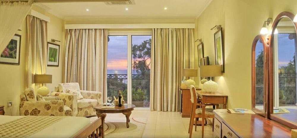 Panoramic Double Room, 1 King Bed, Lake View, Executive Level photo 3