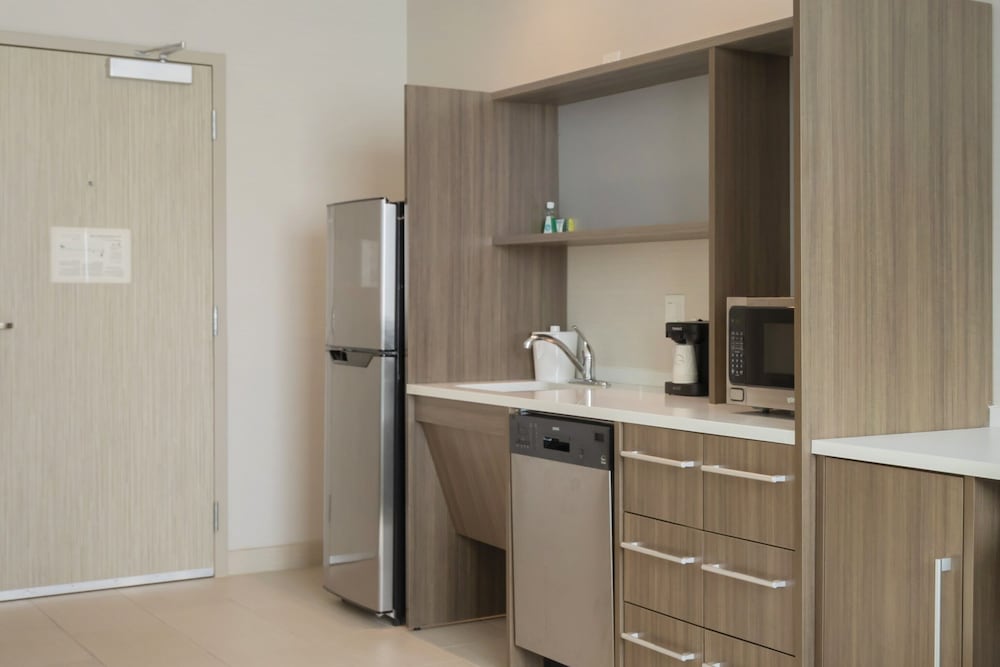 Suite, 1 King Bed, Accessible, Bathtub (Mobility & Hearing) - Photo 3