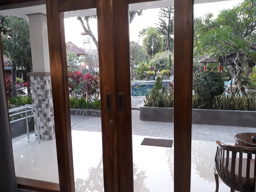 Deluxe Triple Room, Bathtub, Poolside photo 3