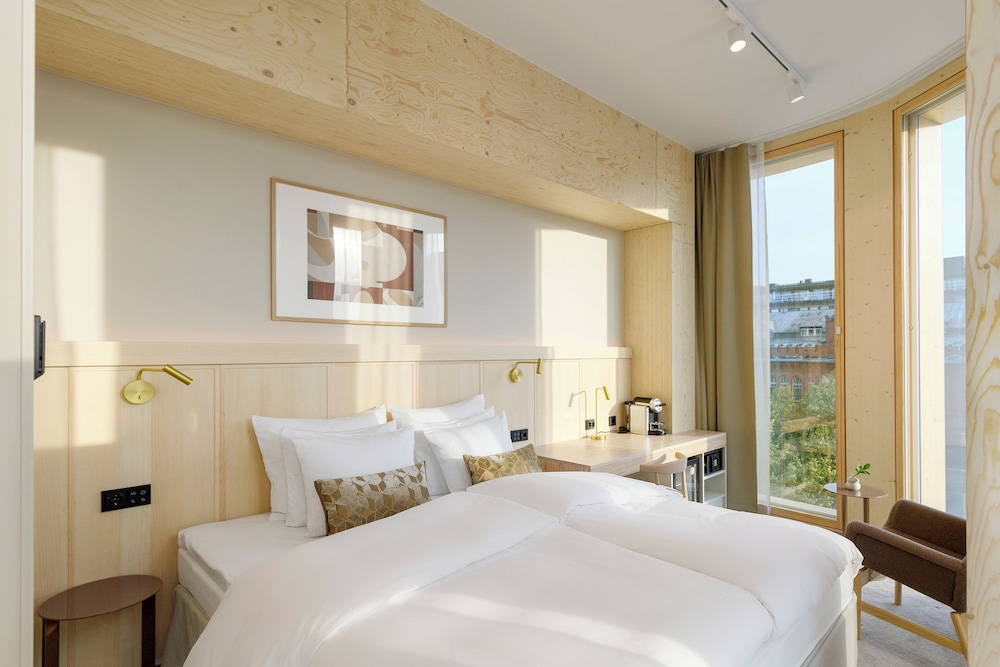 Room, 1 King Bed (Solo Up) - Photo 4