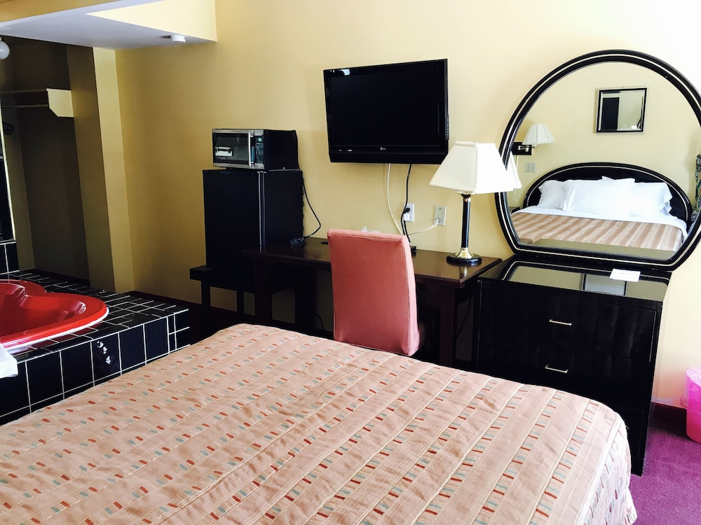 Basic Suite, 1 Queen Bed, Private Bathroom