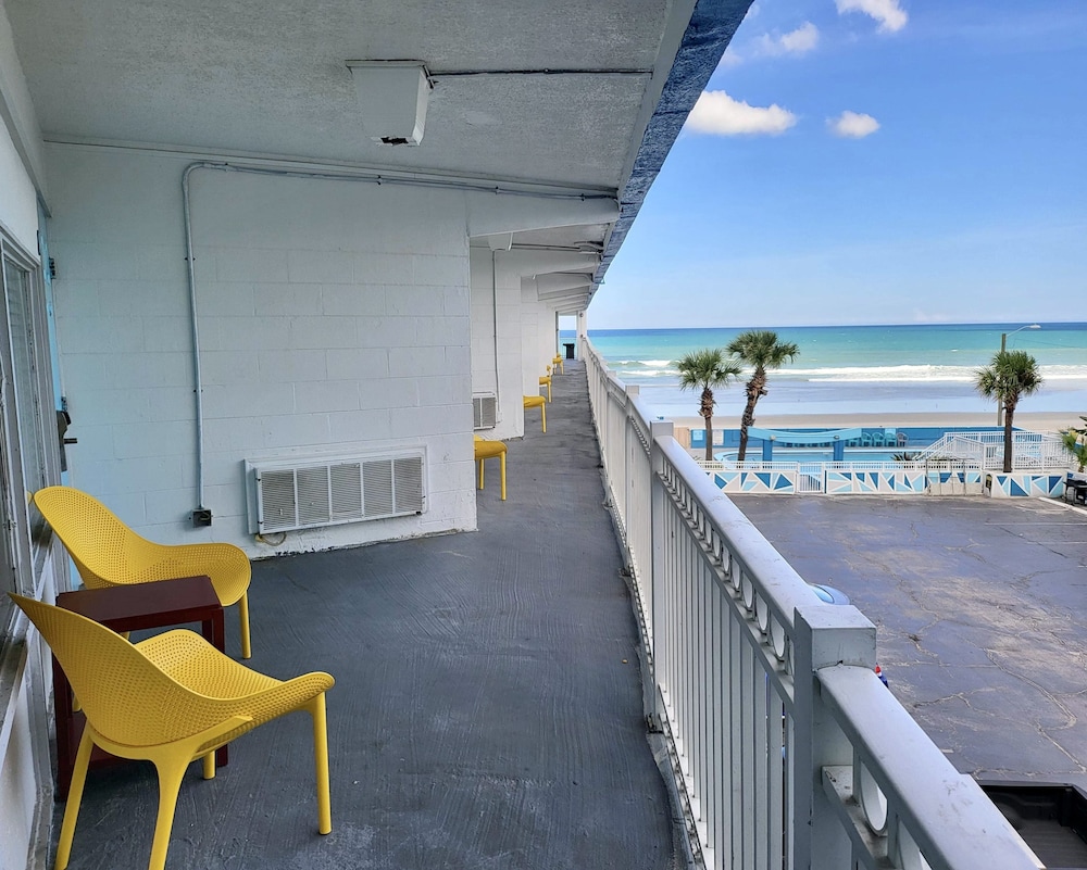 Standard Room, 1 King Bed, Ocean View photo 3