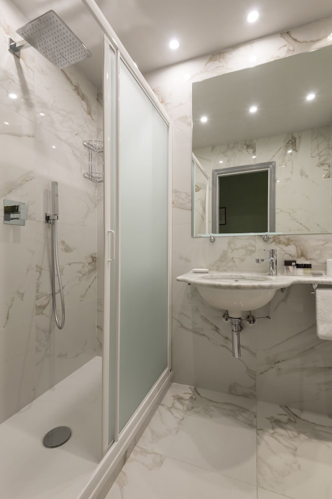 Superior Double or Twin Room thumbnail 5