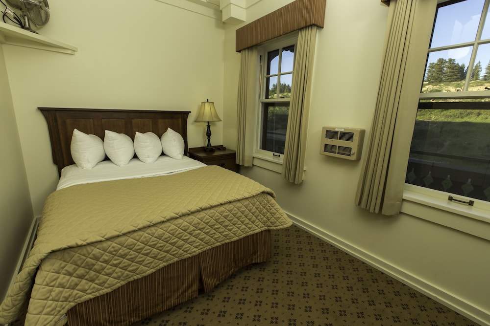 Deluxe Room, Parkside 1 Queen Bed, Shared Balcony photo 1
