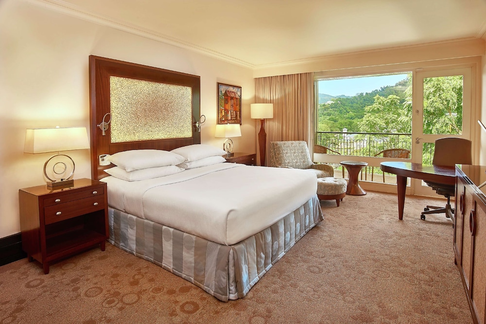 Deluxe Room, 1 King Bed - Photo 3