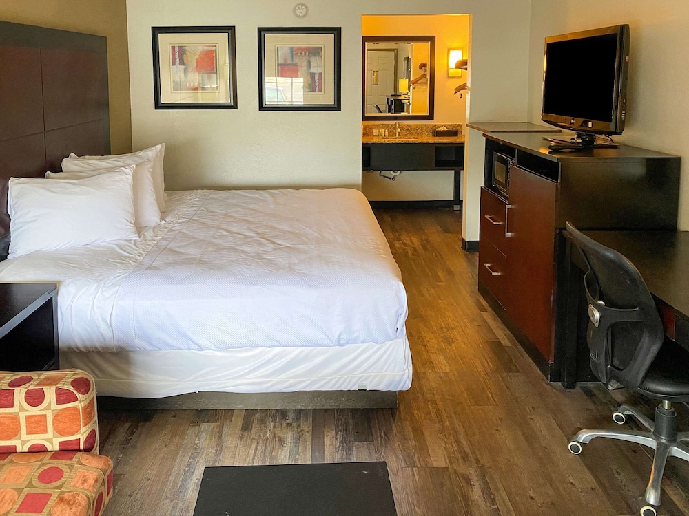 Standard Room, 1 King Bed photo 3