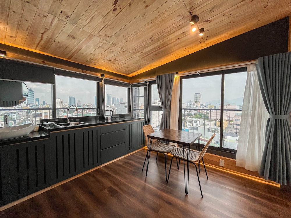 Premier Studio Panoramicview - Photo 8