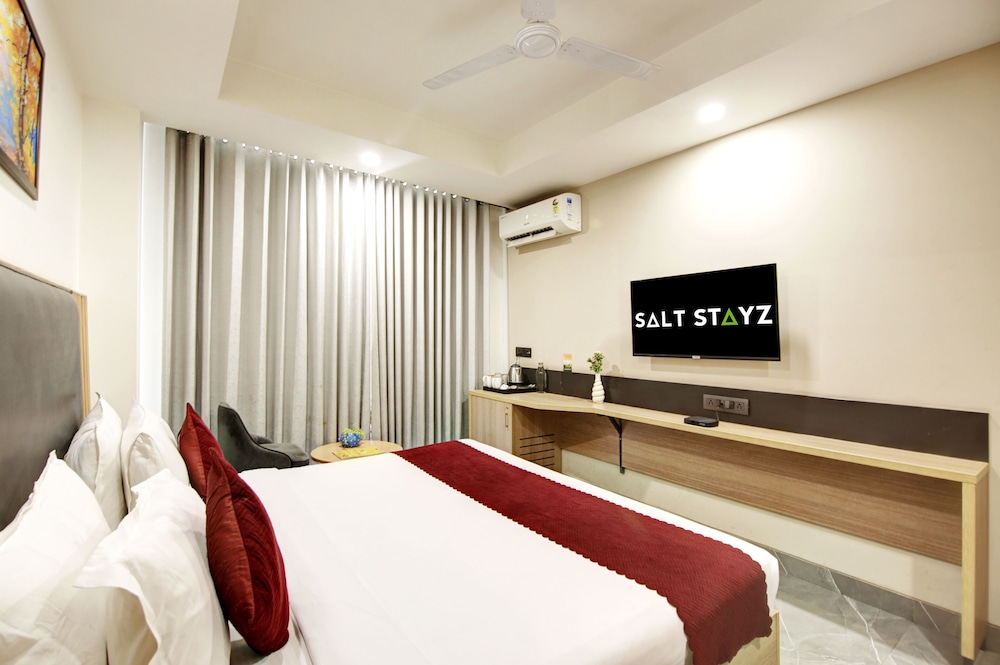 Deluxe Room with City View - Photo 7