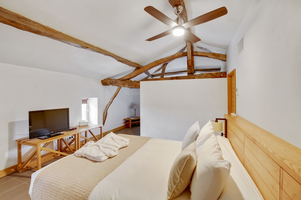Standard Triple Room, Ensuite, Vineyard View (Chambre Atypique ) photo 1