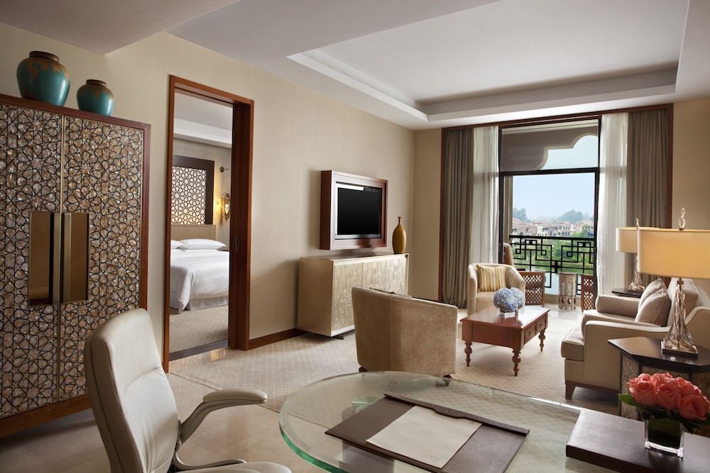 Deluxe Suite, 1 King Bed, Balcony - Photo 2