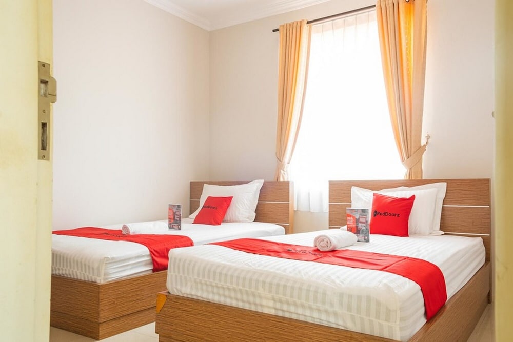 Twin Room (RedDoorz) - Photo 8