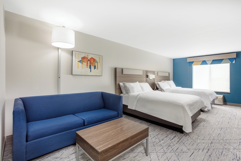 Suite, 2 Queen Beds - Photo 2