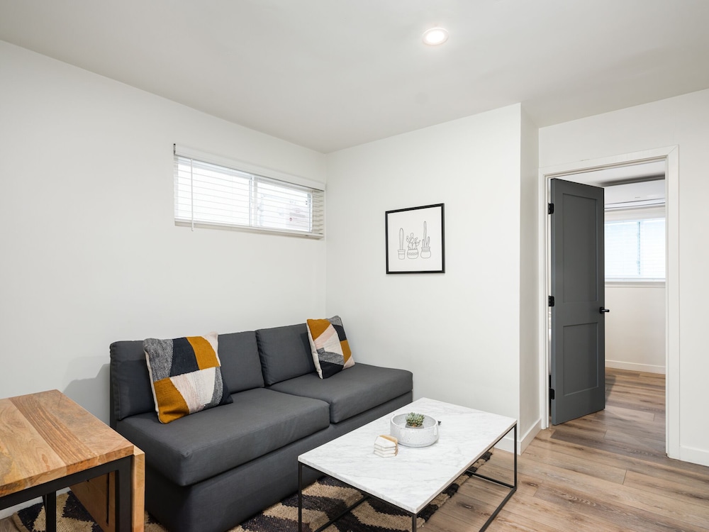 Queen Jr Suite 201