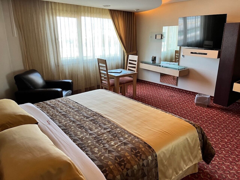 Standard Room, 1 King Bed photo 1