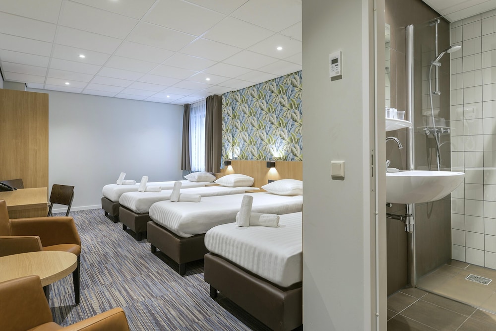 Economy Room, Multiple Beds, Non Smoking (Shower Only) photo 2