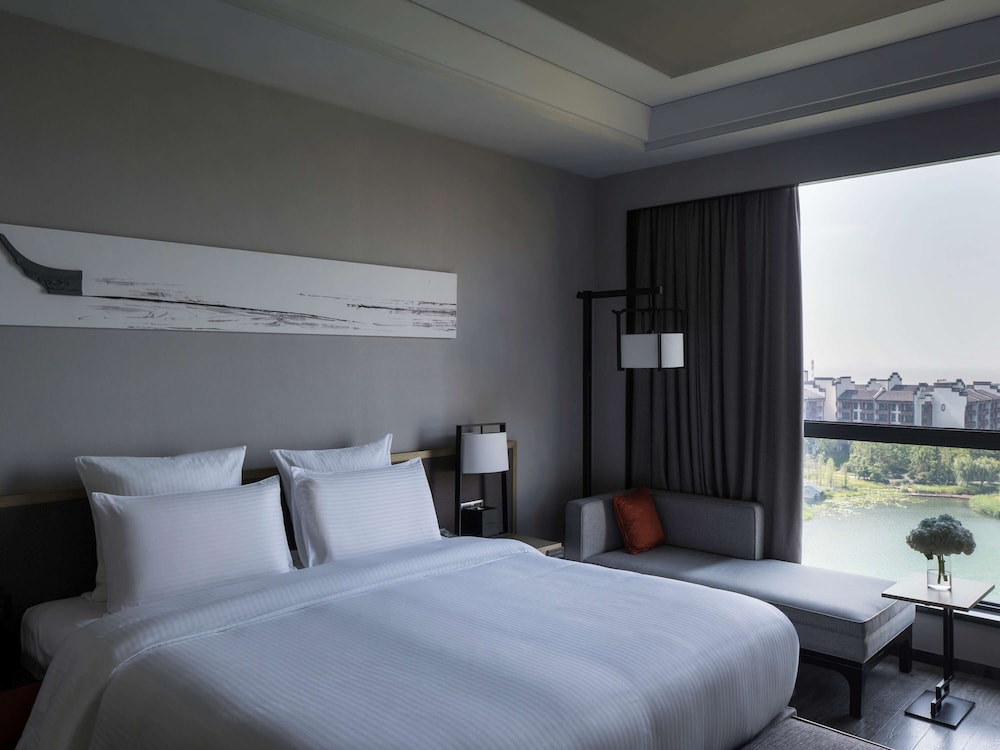 Deluxe Room, 1 King Bed, Lake View photo 1