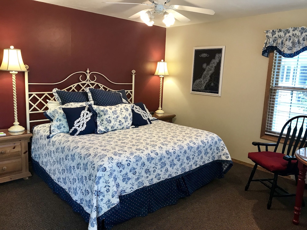King, Premier Harbor View, w/ Rain Shower & Balcony on Second Floor