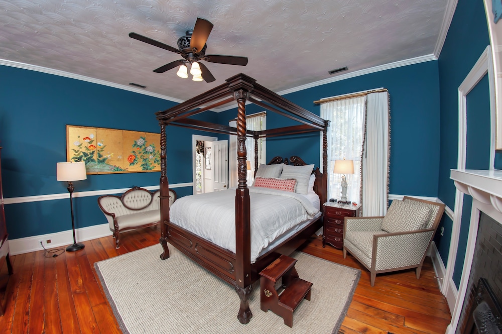 Deluxe Room, 1 Queen Bed, Private Bathroom (Magnolia Suite) photo 1