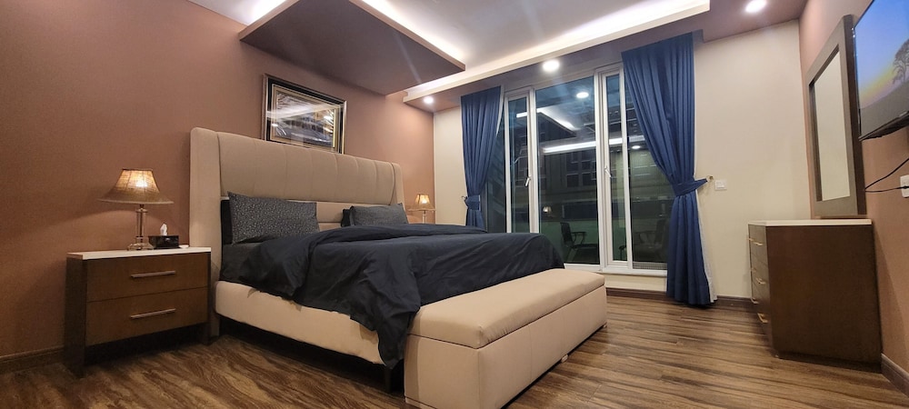 Elite Apartment, 1 King Bed, City View