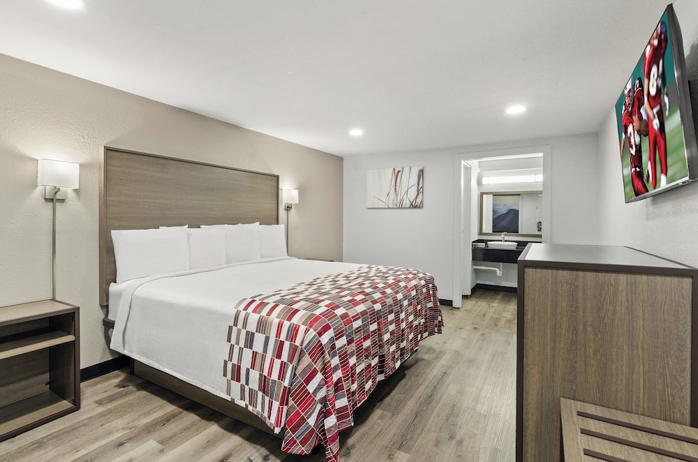 Deluxe Room, 1 King Bed, Smoking photo 1