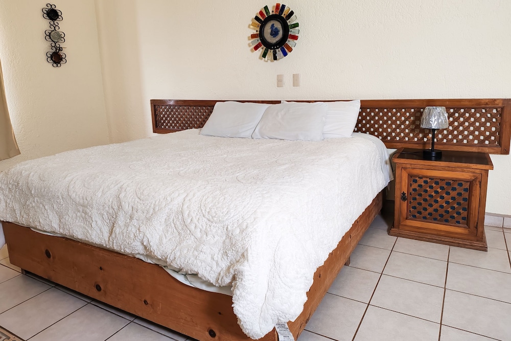 Standard Room 1 King Bed