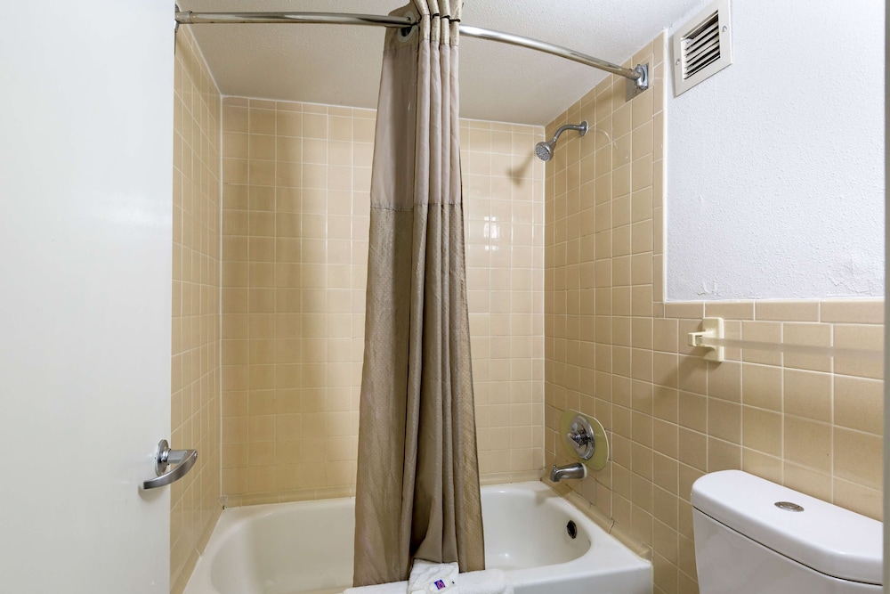 Deluxe Room, 2 Queen Beds, Non Smoking, Refrigerator & Microwave - Photo 8