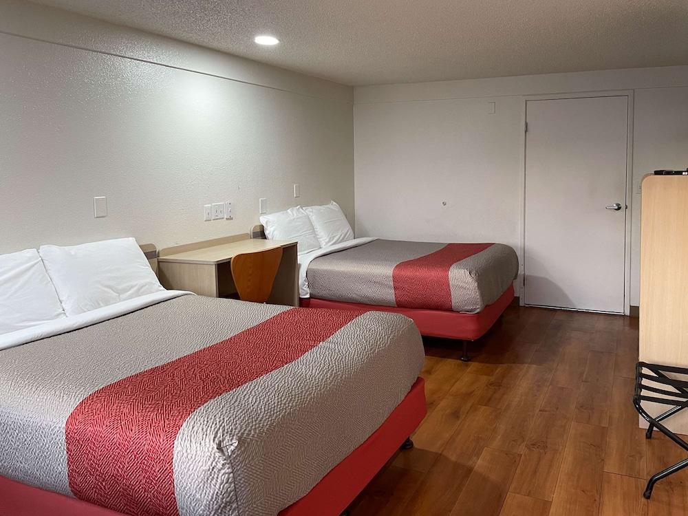 Deluxe Room, 2 Queen Beds, Non Smoking, Refrigerator & Microwave photo 2