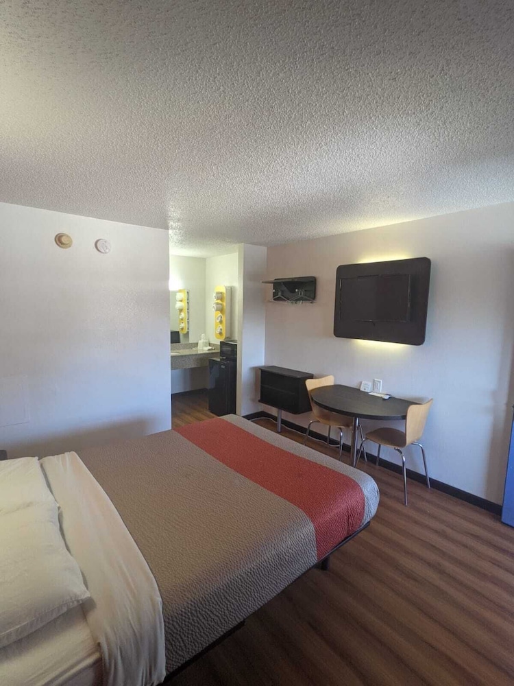 Standard Room, 1 Queen Bed, Non Smoking - Photo 6