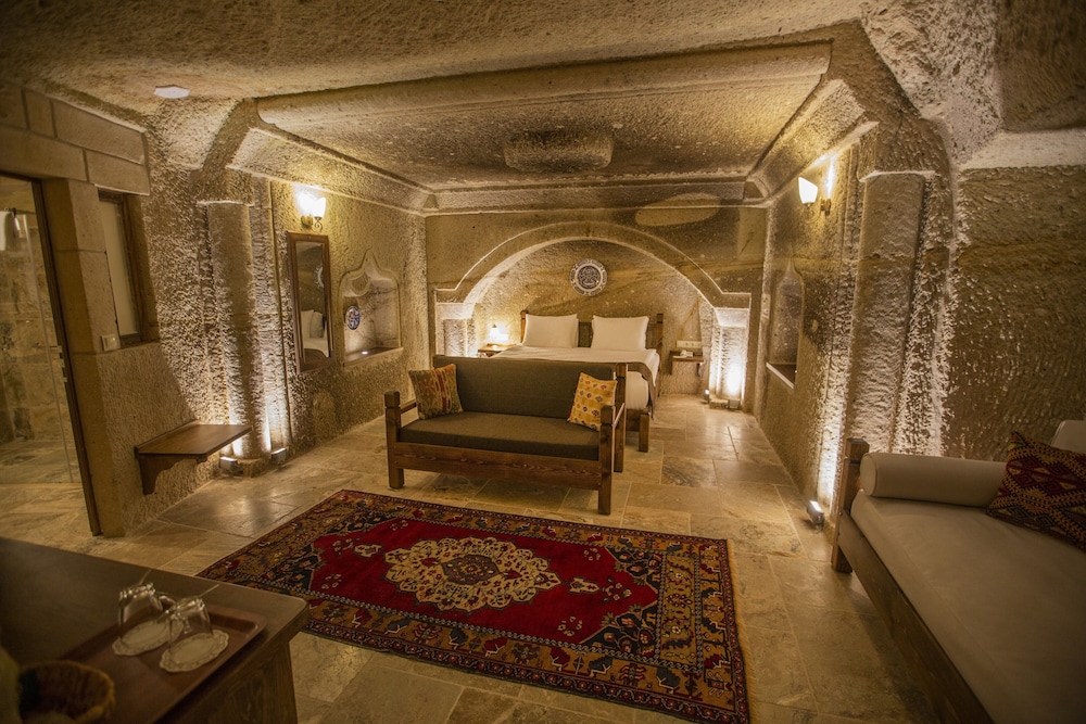 Superior Cave Room 101