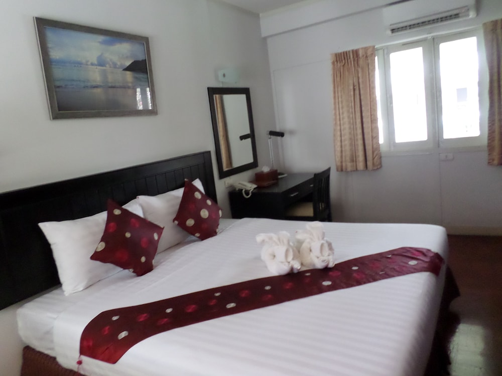 Deluxe Room, Pool View thumbnail 5