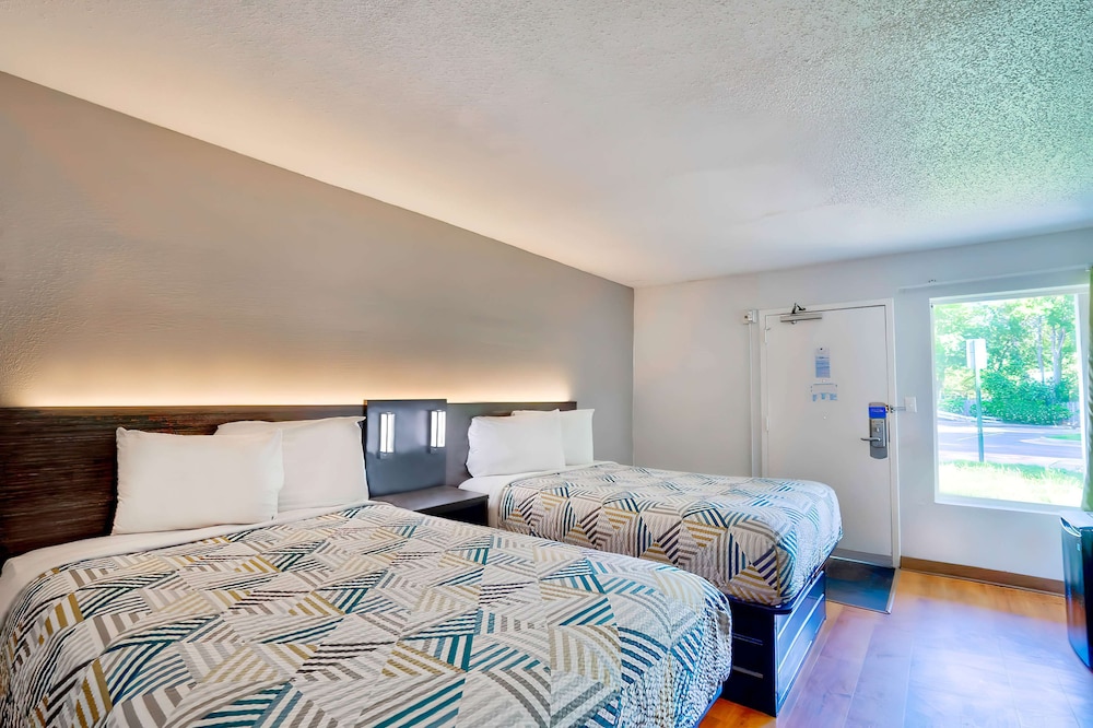 Standard Room, 2 Double Beds, Accessible, Smoking photo 2
