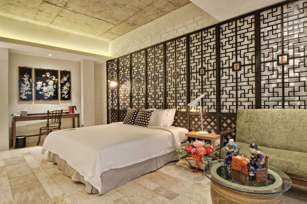 Premier Room, 1 King Bed photo 3