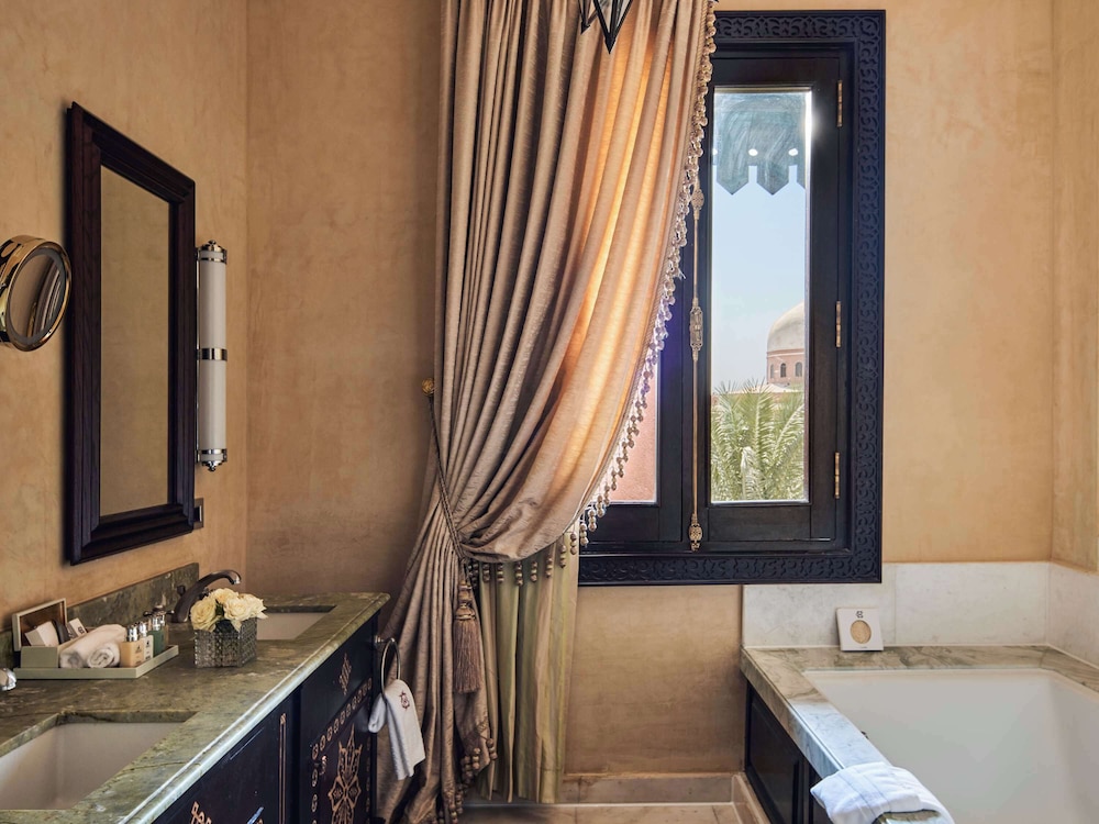 PALACE PRESTIGE SUITE, 1 King Bed, Terrace, Garden - Photo 5